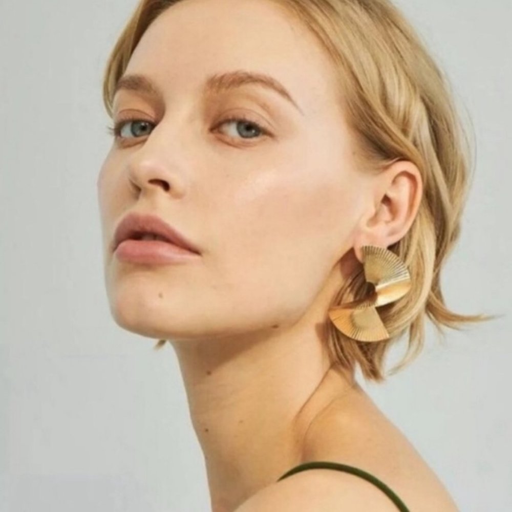 New ANTHRO simple geometric S shape stud earrings - Picture 4 of 11